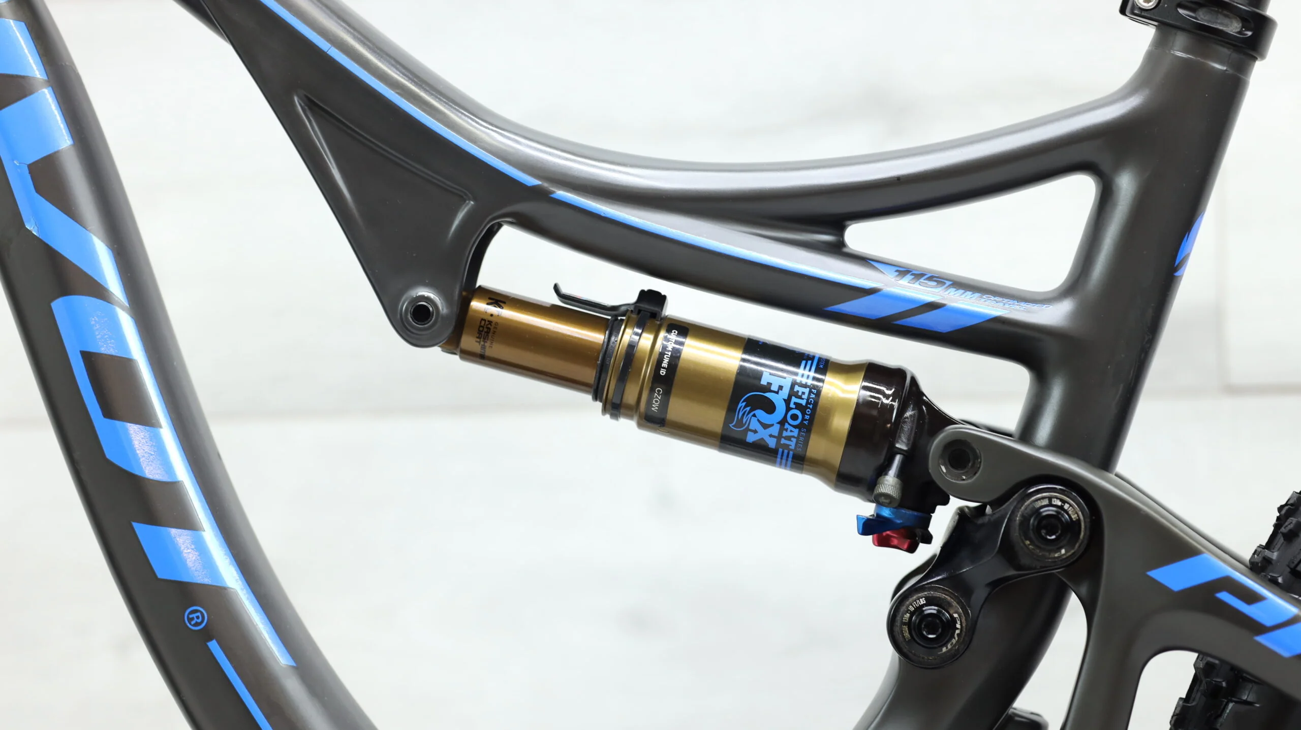 2017 Pivot Mach 4 Carbon Mountain Bike - Small - Image 10