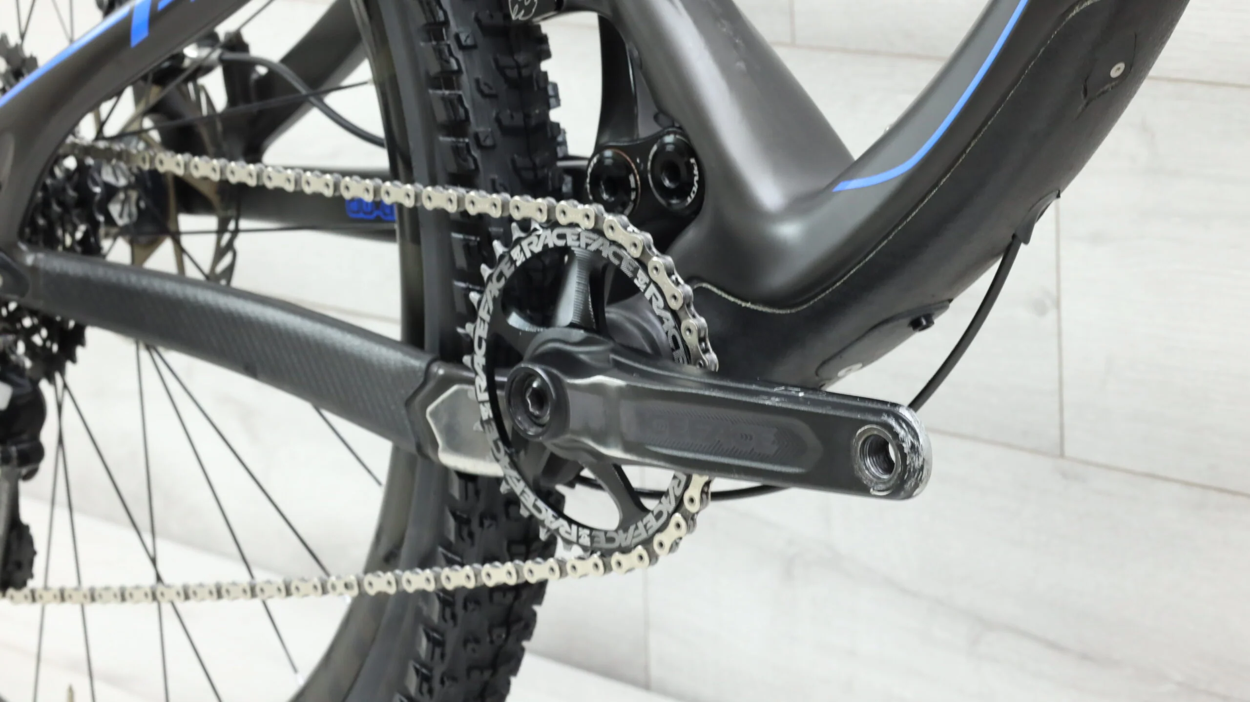 2017 Pivot Mach 4 Carbon Mountain Bike - Small - Image 5