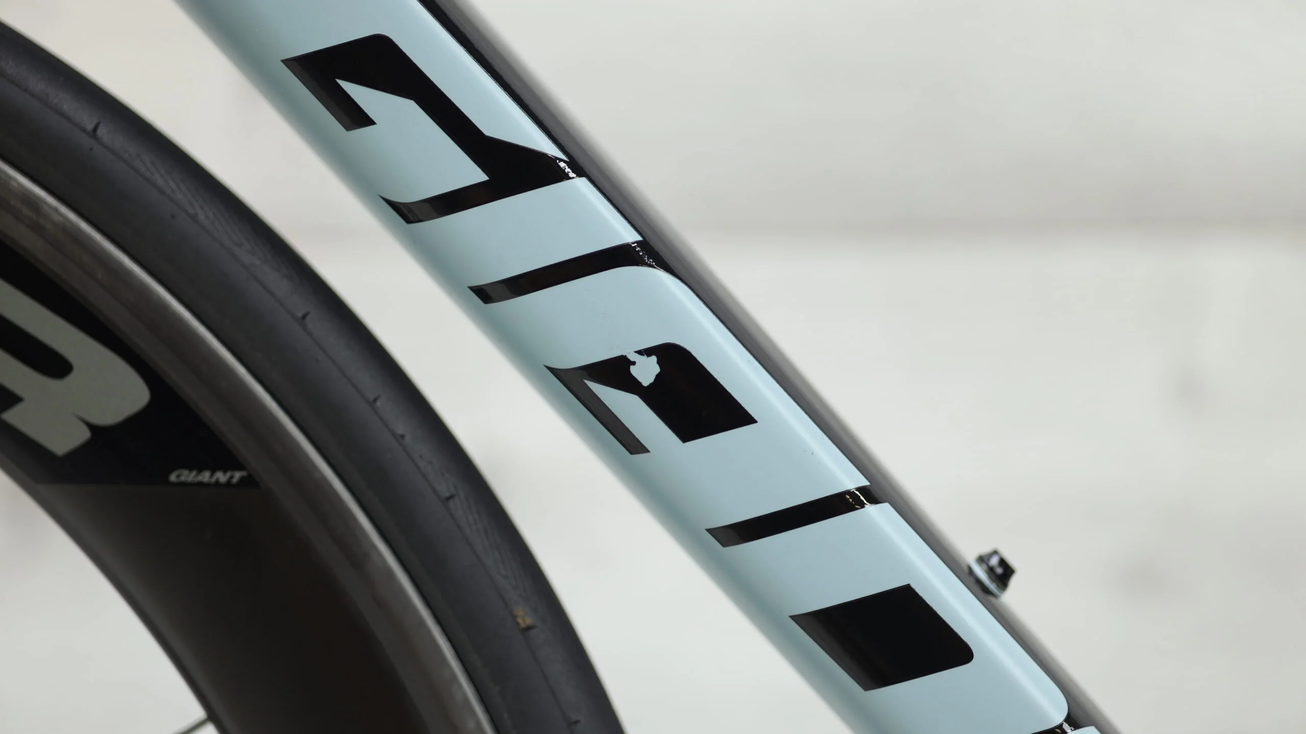 2018 Giant TCR Advanced SL 2 KOM Road Bike - Small - Image 17
