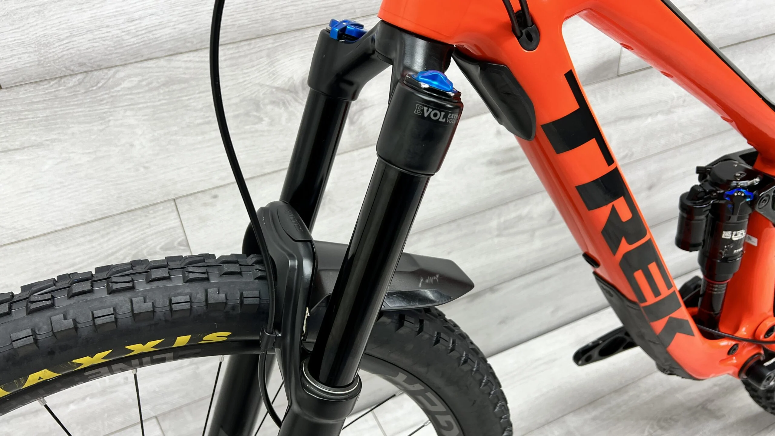 2018 Trek Slash 9.8  Mountain Bike - Small - Image 9