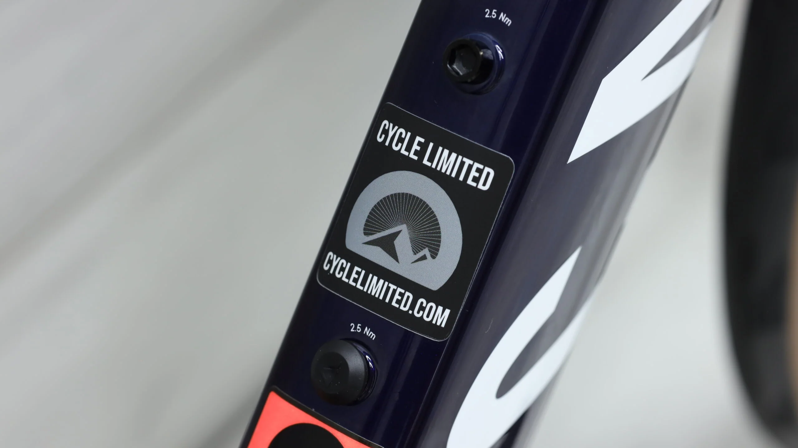 2022 Canyon Aeroad CFR Disc AXS  Road Bike - Medium - Image 3