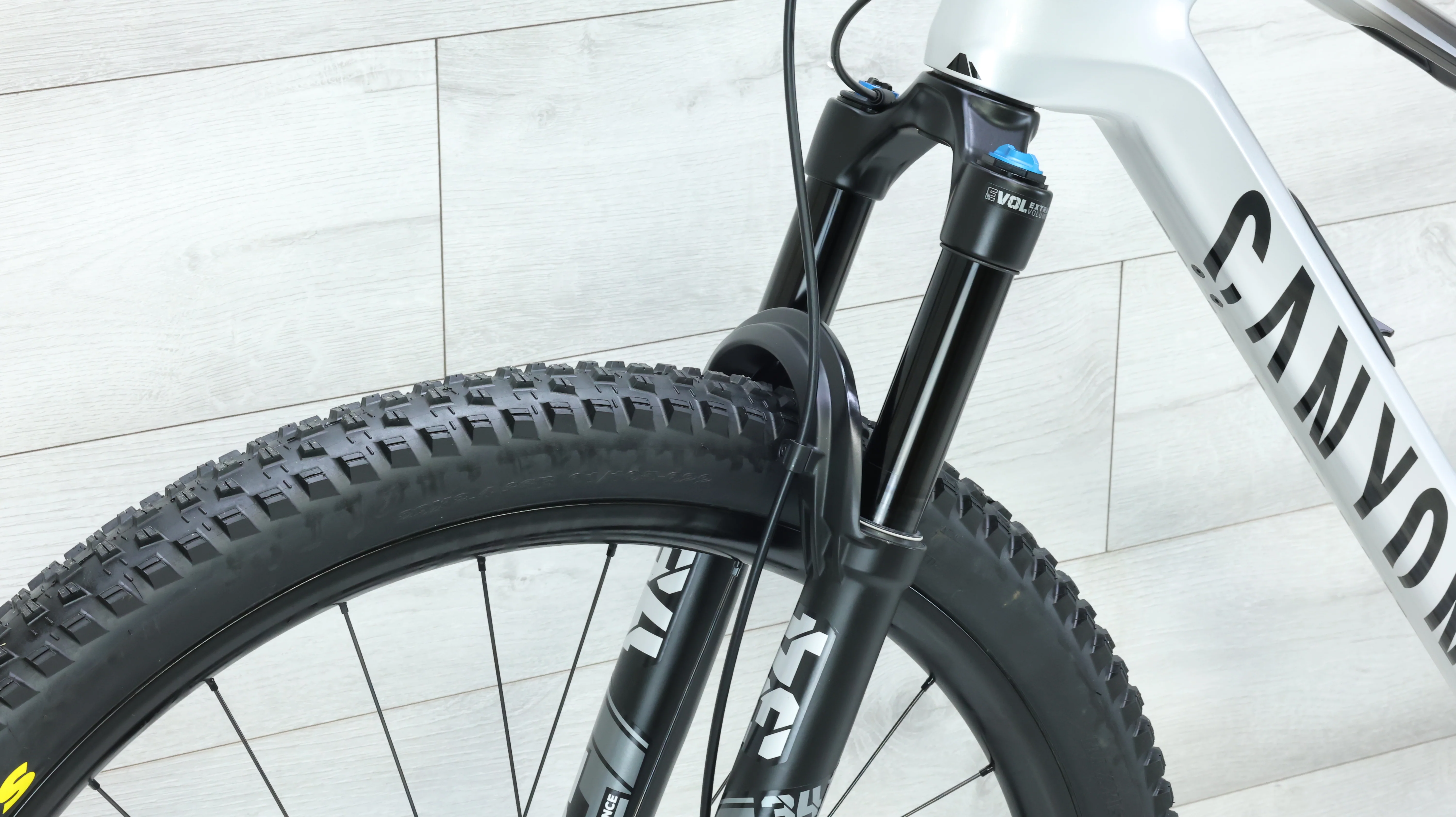 2024 Canyon Lux Trail CF 8 Mountain Bike - Large - Image 11