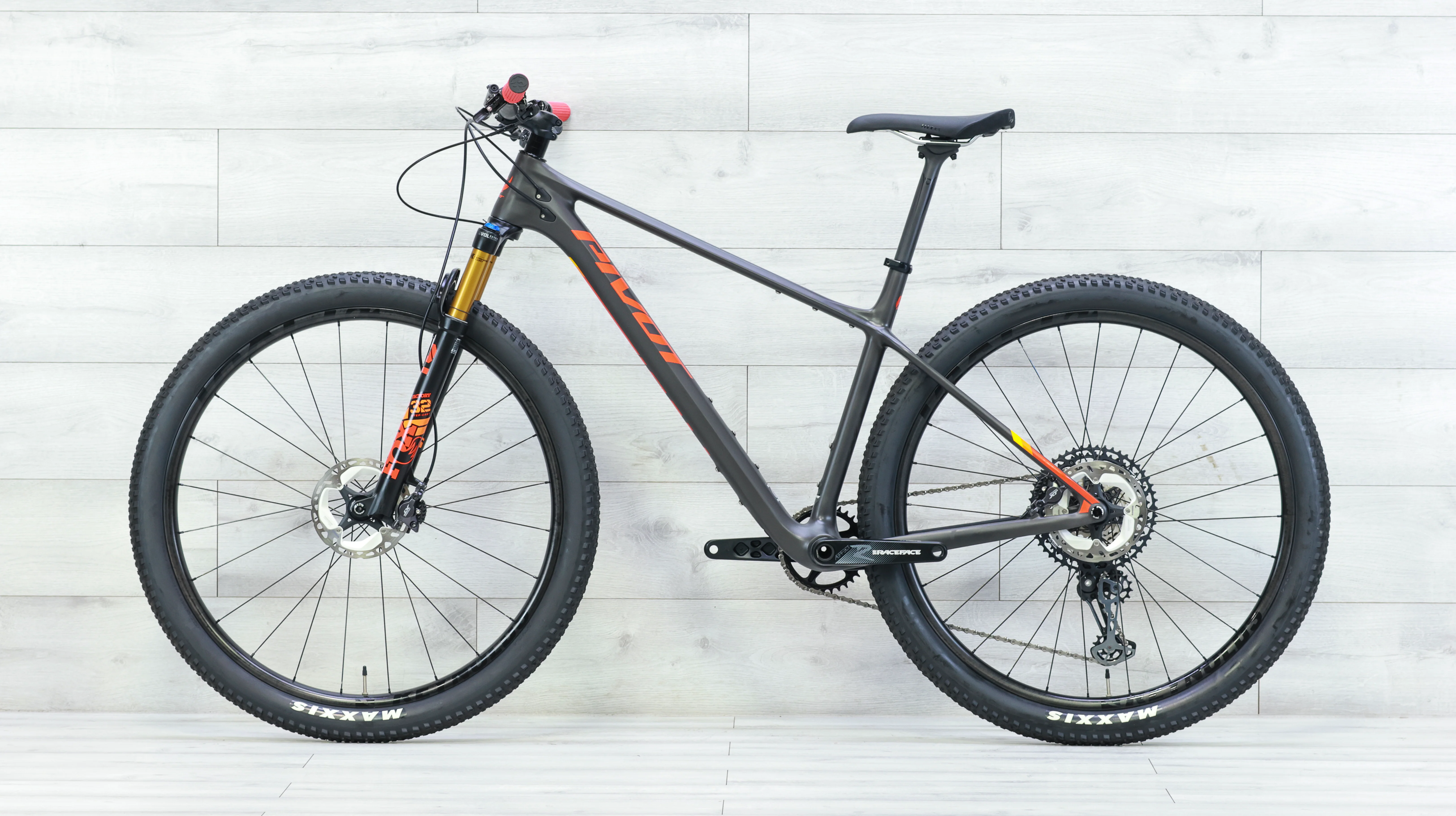 Pivot LES SL Pro XT/XTR w/ Carbon Wheels Mountain Bike - 2024, Large - Image 2